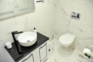 A bathroom at Pansion Eden