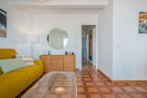 A seating area at Beach House Cambrils Apartamento en Primera Línea de playa