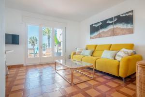 A seating area at Beach House Cambrils Apartamento en Primera Línea de playa