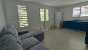 sala de estar con sofá y cocina en Les Eaux Turquoise, en Terre-de-Haut