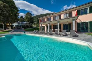 una piscina frente a una casa en Villa L'angelo Del Lario, en Carlazzo