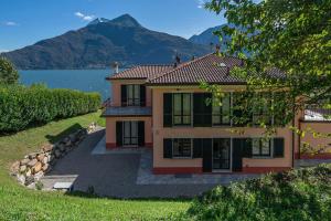 Casa con vistas al lago y a las montañas en Villa L'angelo Del Lario, en Carlazzo