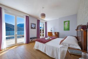 Un dormitorio con una cama grande y una ventana grande. en Villa L'angelo Del Lario, en Carlazzo 74 fotos más