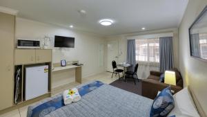 Η κουζίνα ή μικρή κουζίνα στο Chinchilla White Gums Motor Inn