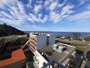 een uitzicht op de oceaan vanuit een gebouw bij Cobertura vista mar in Maricá