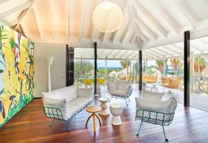 Uma área de estar em Papagayo Beach Resort
