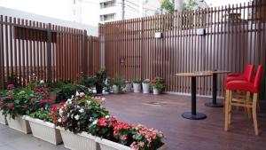 een patio met bloemen en een tafel en stoelen bij Hotel Excellence Kyoto Station Hachijo in Kyoto