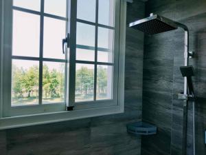 e bagno con doccia, finestra e doccia. di 谷築石苑 a Fengli Altre 37 foto