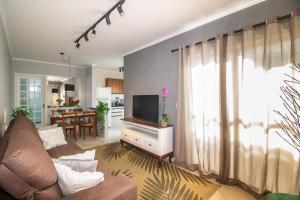 TV tai viihdekeskus majoituspaikassa Apartamento Moderno com Terraço à 4Km do Consulado USA