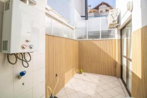 une petite pièce avec une fenêtre et une salle de bain dans l'établissement Apartamento Moderno com Terraço à 4Km do Consulado USA, à Porto Alegre 31 autres photos