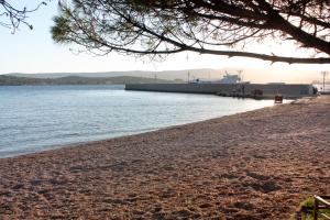 Zdjęcie z galerii obiektu Apartments with a parking space Turanj, Biograd - 6212 w mieście Turanj
