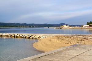 Zdjęcie z galerii obiektu Apartments with a parking space Turanj, Biograd - 6212 w mieście Turanj