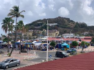 a group of cars parked in a parking lot at Duplex Cosy au cœur de Marigot in Marigot