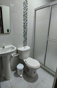 La salle de bains est pourvue de toilettes, d'un lavabo et d'une douche. dans l'établissement Cabaña la Isla-Coveñas, à Coveñas