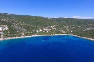 eine Luftaufnahme eines Strandes mit blauem Wasser in der Unterkunft Seaside holiday house Miholascica, Cres - 8073 in Martinšćica + 12 Fotos