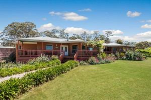 Κήπος έξω από το Heathcote Holiday Farmstay 5-BRM Villa with Pool BBQ