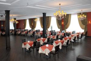 A restaurant or other place to eat at Sanatoriy Serebryany Ples