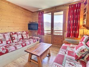 Televízia a/alebo spoločenská miestnosť v ubytovaní Appartement Ski aux Pieds à La Tania - 4 Pers, 31m², Balcon, 2 Pièces - FR-1-182A-1