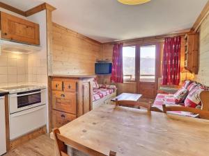 Kuchyňa alebo kuchynka v ubytovaní Appartement Ski aux Pieds à La Tania - 4 Pers, 31m², Balcon, 2 Pièces - FR-1-182A-1