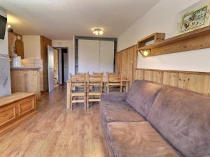 Kuchyňa alebo kuchynka v ubytovaní Appartement skis aux pieds, 6 pers, 2 pièces cabine, balcon, La Tania - FR-1-182A-7