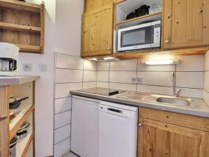 Kuchyňa alebo kuchynka v ubytovaní Appartement skis aux pieds, 6 pers, 2 pièces cabine, balcon, La Tania - FR-1-182A-7 + 20 fotografií