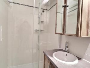 Kúpeľňa v ubytovaní Appartement skis aux pieds, 6 pers, 2 pièces cabine, balcon, La Tania - FR-1-182A-7