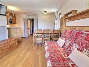 Kuchyňa alebo kuchynka v ubytovaní Appartement skis aux pieds à La Tania - 6 pers, 2 pièces cabine, balcon, proche commerces, navette - FR-1-182A-11