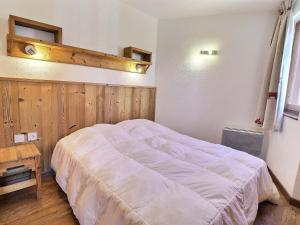Posteľ alebo postele v izbe v ubytovaní Appartement skis aux pieds à La Tania - 6 pers, 2 pièces cabine, balcon, proche commerces, navette - FR-1-182A-11