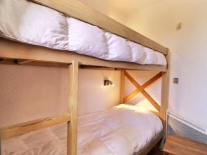 Posteľ alebo postele v izbe v ubytovaní Appartement skis aux pieds à La Tania - 6 pers, 2 pièces cabine, balcon, proche commerces, navette - FR-1-182A-11