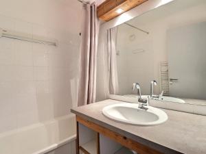 Kúpeľňa v ubytovaní Appartement skis aux pieds à La Tania - 6 pers, 2 pièces cabine, balcon, proche commerces, navette - FR-1-182A-11
