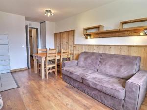 sala de estar con sofá y mesa en Appartement La Tania, 2 pièces, 4 personnes - FR-1-182A-13 en Courchevel