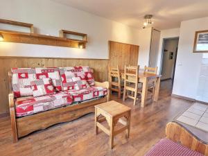 Posteľ alebo postele v izbe v ubytovaní Appartement à La Tania, 25m², 4 pers, skis aux pieds, proche centre et remontées mécaniques - FR-1-182A-16