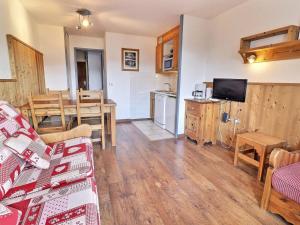Kuchyňa alebo kuchynka v ubytovaní Appartement à La Tania, 25m², 4 pers, skis aux pieds, proche centre et remontées mécaniques - FR-1-182A-16