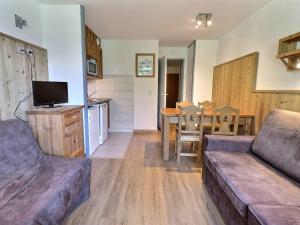 Kuchyňa alebo kuchynka v ubytovaní Appartement 2 Pièces 31m² - Skis aux pieds - Coeur des 3 Vallées - La Tania - FR-1-182A-18