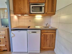 Kuchyňa alebo kuchynka v ubytovaní Appartement 2 Pièces 31m² - Skis aux pieds - Coeur des 3 Vallées - La Tania - FR-1-182A-18 + 16 fotografií
