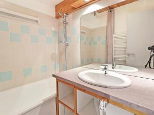 Kúpeľňa v ubytovaní Charmant Appartement à La Tania - 4 personnes, 25m², Balcon, au pied des pistes - FR-1-182A-26