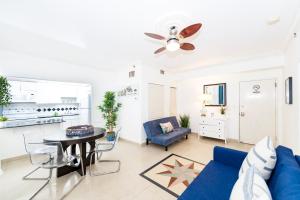 uma sala de estar com um sofá azul e uma mesa em Apartments on Ocean Drive em Miami Beach
