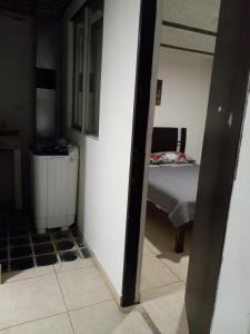 - une vue sur une chambre avec un lit dans l'établissement Apartamento CERCA AEROPUERTO, Fotos y huellas para visa americana, embajada EEUU, à Bogotá