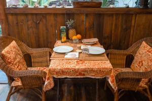 einen Tisch mit einem Teller Essen darüber in der Unterkunft Douceur Tropicale Proximité plage et commerces in Punaauia