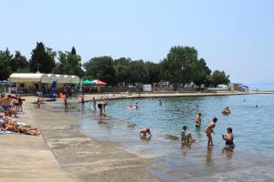 Zdjęcie z galerii obiektu Apartments with a parking space Punat, Krk - 15094 w mieście Punat