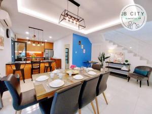 comedor y sala de estar con mesa y sillas en KIM Hideko Villa by JBcity Home, en Johor Bahru