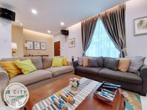 sala de estar con sofá y mesa en KIM Hideko Villa by JBcity Home, en Johor Bahru