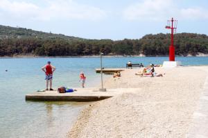 Photo de la galerie de l'établissement Apartments by the sea Cres - 15171, à Cres