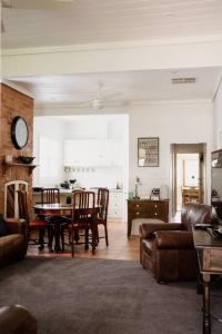 - un salon avec un canapé et une table dans l'établissement Cottage on Gray - Wangaratta, à Wangaratta
