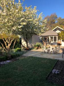 a backyard with a table and chairs and an umbrella at Cottage on Gray - Wangaratta in Wangaratta