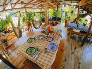 una mesa con platos de comida en la parte superior de un suelo de madera en EL GALLO ECOLODGE en San Felipe de Puerto Plata