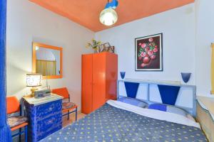 een slaapkamer met een blauw bed en een oranje kast bij Apartment Vir - Pedinka 294f in Vir