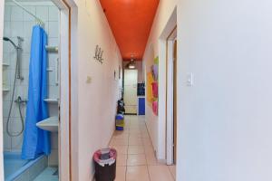 een hal die leidt naar een badkamer met een oranje plafond bij Apartment Vir - Pedinka 294f in Vir