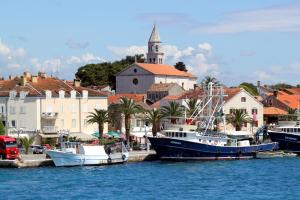 grupa łodzi zacumowanych w wodzie w pobliżu miasta w obiekcie Apartments by the sea Biograd na Moru, Biograd - 4316 w Biogradzie na Moru