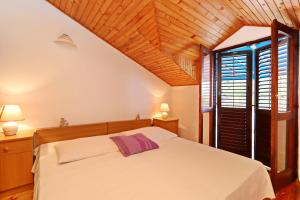 Postel nebo postele na pokoji v ubytování Apartments by the sea Prizba, Korcula - 4484